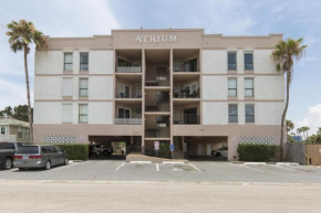 Walk to Beach House in Heart of Entertainment District - Atrium unit 102